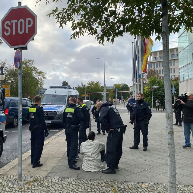 Die Neue Generation war am Montag mit einer Protestaktion am Konrad-Adenauer-Haus.