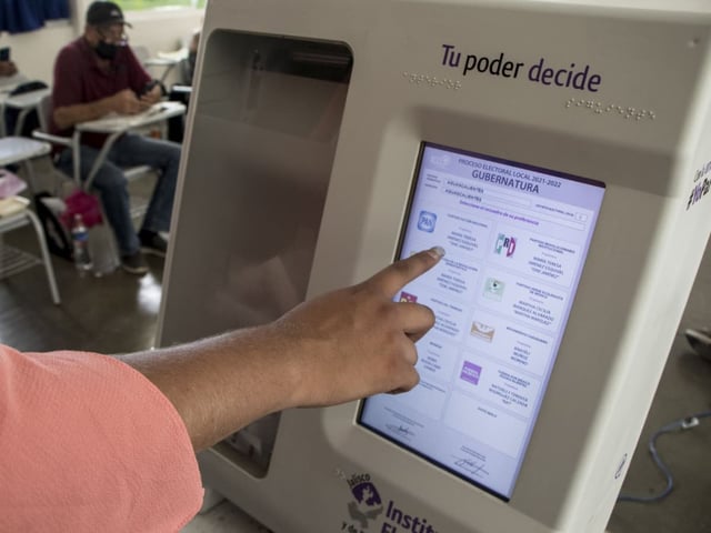 Ciudadanos de Aguascaalientes participan en el proceso electoral 2021-2022, Junto con Tamaulipas, en la entidad se implementa la modalidad de Voto Electrónico en 50 casillas electorales de los distritos 4, 6, 9, 14 y 15.