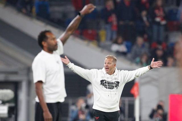 Der Alte links, der Neue rechts: Thioune und Anfang