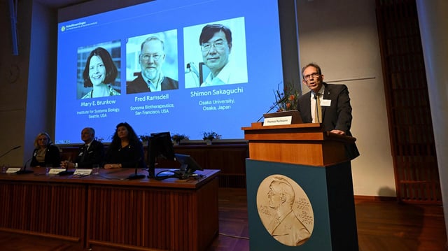 Thomas Perlmann verkündet die Nobelpreisträger für Medizin Mary E. Brunkow, Fred Ramsdell und Shimon Sakaguchi