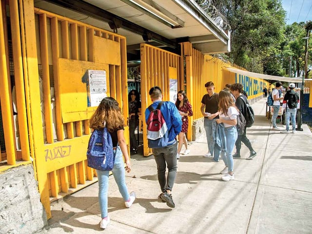 Alumnos en la reanudación de clases en el CCH Vallejo, en la Ciudad de México.