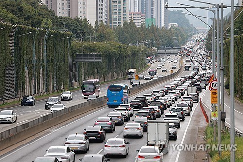 Cars are stuck on the Gyeongbu Expressway in Seoul on Oct. 3, 2025, the first day of the extended Chuseok holiday. (Yonhap)