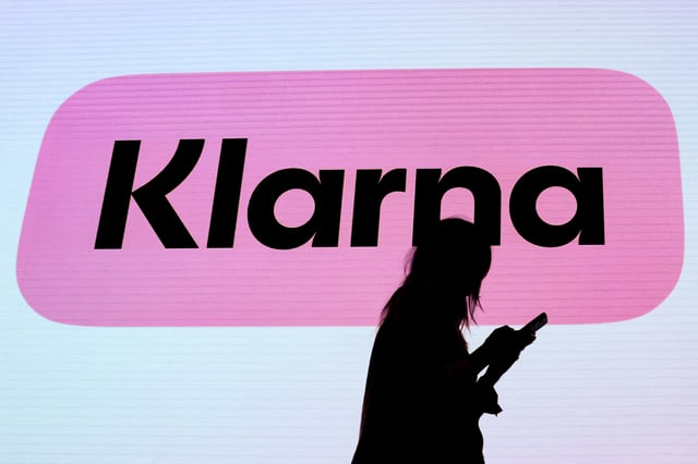 A screen displays the company logo for Swedish fintech Klarna,during the company’s IPO on the floor of the New York Stock Exchange (NYSE) in New York City, U.S., September 10, 2025.  REUTERS/Brendan McDermid
