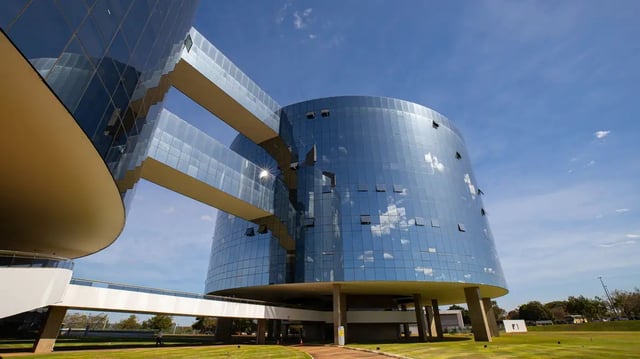 Gastos com pagamentos acima do teto constitucional chegam a R$ 2,3 bilhões. MPs contestam e dizem que seguem a legislação.