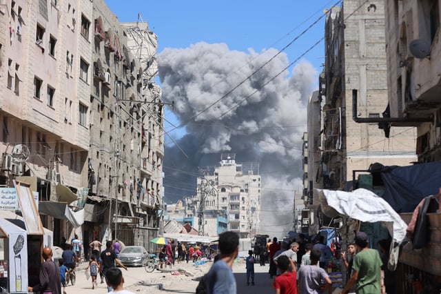 Columnas de humo tras un ataque de Israel en la calle Al-Nassr de la Ciudad de Gaza el 12 de septiembre de 2025. (Foto de Omar AL-QATTAA / AFP).