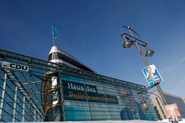 Klimaaktivisten sind am Montag während einer Sitzung der CDU-Führungsgremien in die Parteizentrale in Berlin eingedrungen, um gegen die Politik der Christdemokraten zu protestieren.