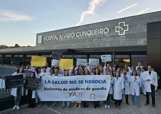 Profesionales del Cunqueiro, esta mañana, a las puertas del hospital con motivo de la huelga en Radiología.