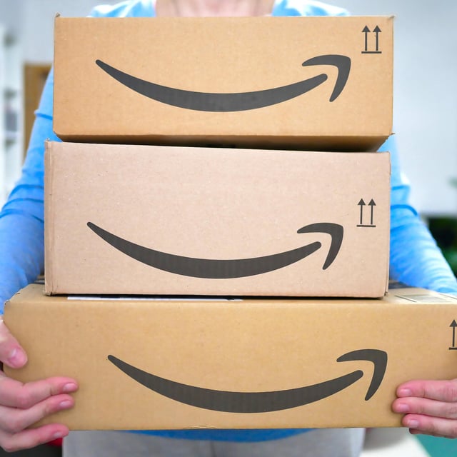 Frau mit Amazon-Paketen