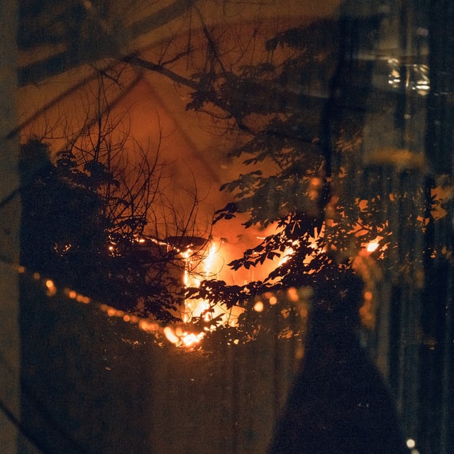 Ein Feuer in Sumy nach einem russischen Luftangriff (Symbolbild)