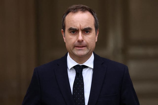 El primer ministro francés saliente, Sébastien Lecornu, pronuncia una declaración en el Hotel Matignon de París, Francia, el 6 de octubre de 2025. Foto: EFE/EPA/STEPHANE MAHE