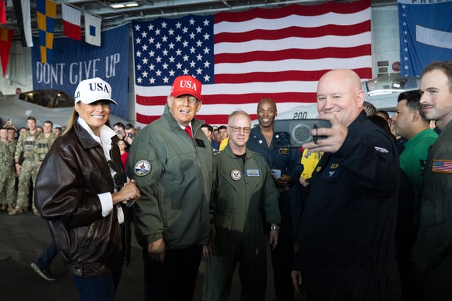 El presidente de Estados Unidos, Donald Trump; y la primera dama, Melania Trump, posan para una selfi mientras saludan a los marineros durante una visita al portaaviones USS George H.W. Bush, en Norfolk, Virginia. (Foto de SAUL LOEB / AFP).