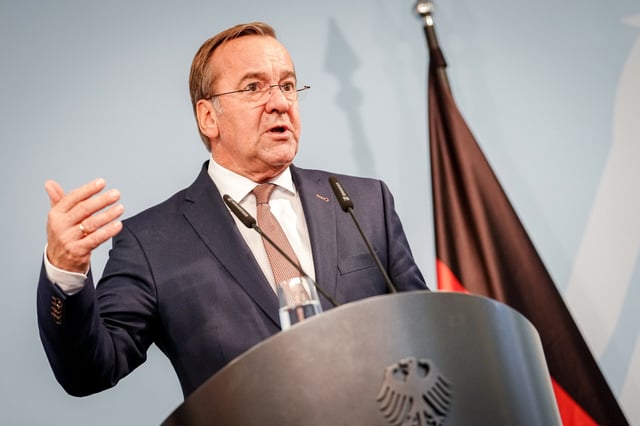 Boris Pistorius (SPD), Bundesminister der Verteidigung, gibt im Verteidigungsministerium eine Pressekonferenz.