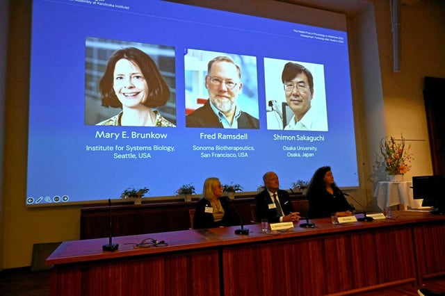 Mary E Brunkow, Fred Ramsdell et Shimon Sakaguchi reçoivent le prix Nobel de médecine au Karolinska Institutet de Stockholm, le 6 octobre 2025. 
