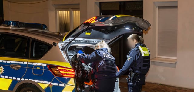 Zwei Polizistinnen im Einsatz in Hattingen, Nordrhein-Westfalen