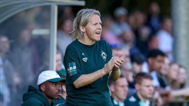 Werders Trainerin Fritzy Kromp klatscht in die Hände