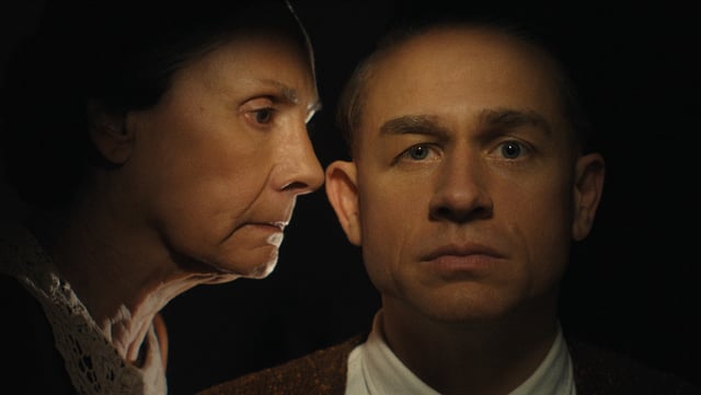 Monster: The Ed Gein Story. (L to R) Laurie Metcalf as Augusta Gein, Charlie Hunnam as Ed Gein in episode 307 of Monster: The Ed Gein Story. Cr. Courtesy Of Netflix © 2025