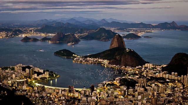 Rio de Janeiro (Gustavo Nacht, Unsplash, https://unsplash.com/photos/an-aerial-view-of-a-city-at-night-DqwmKQJP5J8)