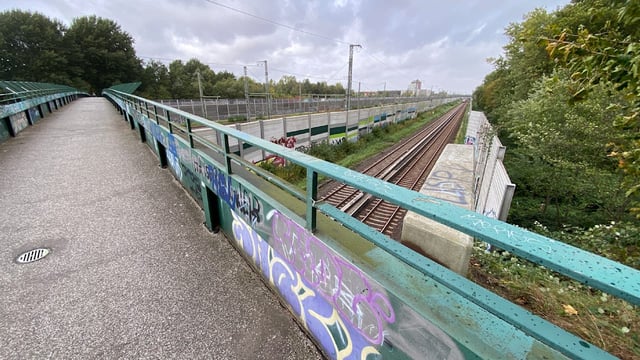 Ein 6-jähriger Junge starb mutmaßlich nach einem Zusammenstoß mit einer S-Bahn in Hamburg.