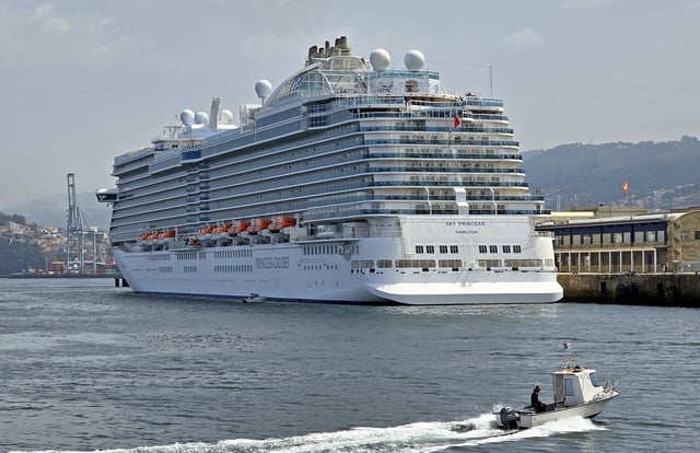 El crucero «Sky Princess», atracado en Vigo