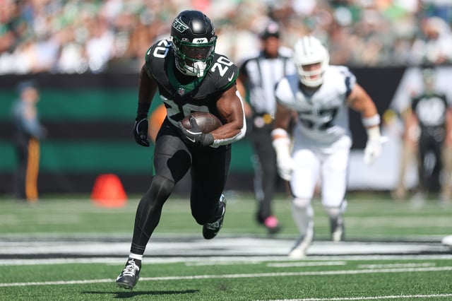 EAST RUTHERFORD, NEW JERSEY - OCTOBER 05: Breece Hall #20 of the New York Jets runs with the ball during the first quarter against the Dallas Cowboys in the game at MetLife Stadium on October 05, 2025 in East Rutherford, New Jersey. (Photo by Ishika Samant/Getty Images)