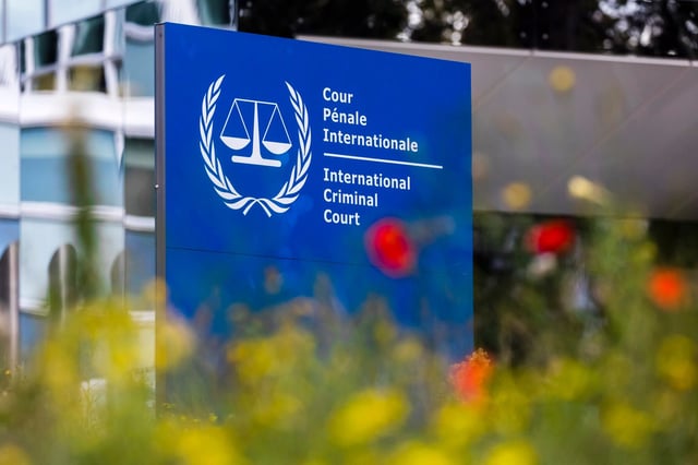 La Cour pénale internationale (CPI) a condamné lundi 6 octobre 2025 Ali Mohamed Ali Abd-Al-Rahman, un chef de milice soudanais, pour des crimes de guerre et contre l’humanité.