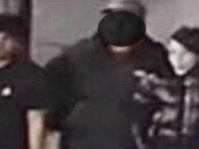 La captura de una cámara de seguridad en la que se ve a Pequeño J y Lara caminando juntos.