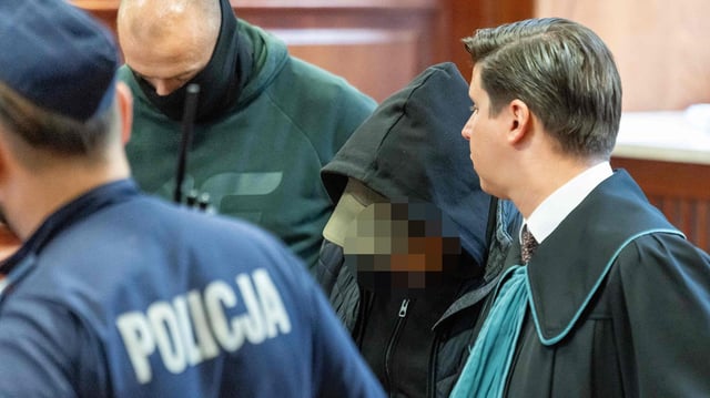 Wolodymyr Z. verlässt zusammen mit seinem Anwalt den Gerichtssaal des Warschauer Landgerichts.