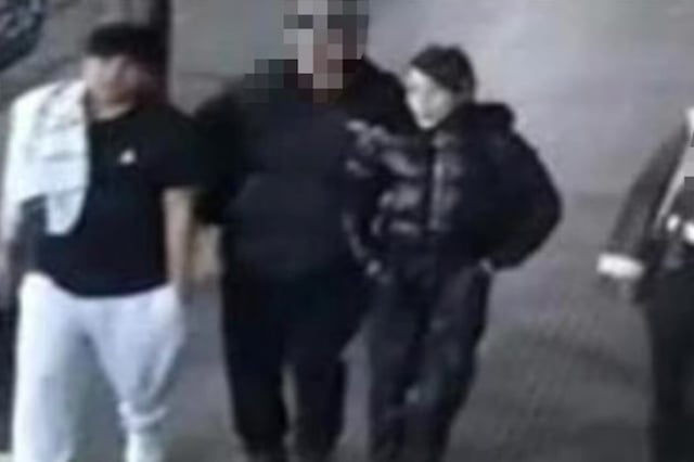 Se dio a conocer una foto de “Pequeño J” con una de las víctimas dos semanas antes del triple femicidio narco. (Gentileza)