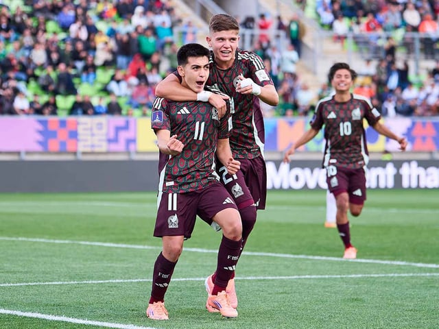 Jugadores de México celebrando con Gilberto Mora.