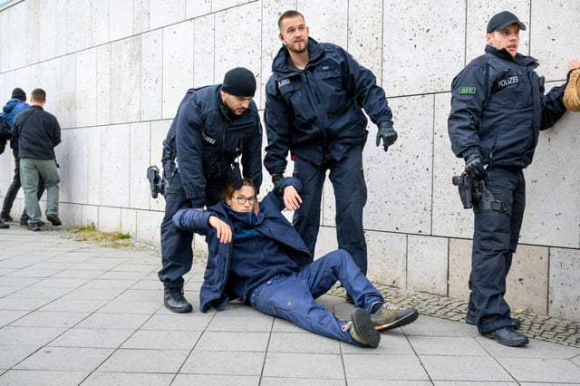 Polizei setzt Aktivisten und Aktivistinnen der Neuen Generation fest beim Versuch einer Performance der Neuen Generation zur Korruptionsbekämpfung vor dem Konrad-Adenauer-Haus, der Bundesgeschäftsstelle der CDU. Berlin, 06.10.2025