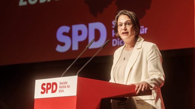 Serpil Midyatli (SPD), Landes- und Fraktionsvorsitzende, spricht auf dem Landesparteitag der SPD Schleswig-Holstein, auf dem unter anderem der Landesvorstand neu gewählt werden soll. Jetzt führt sie sich schon von der AfD verfolgt.