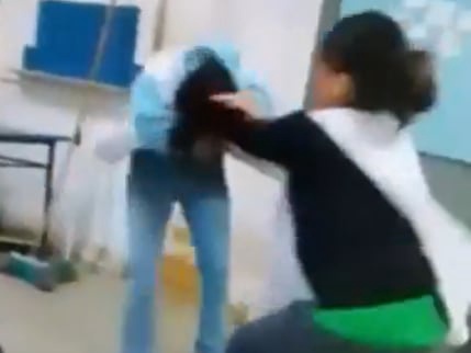 La agresión fue grabada por otro estudiante y viralizada el fin de semana