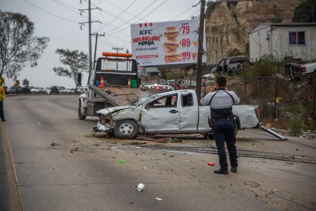 El percance se registró alrededor de las 7:00 horas, y bomberos junto con personal de tránsito acudieron al lugar. Foto: Border Zoom