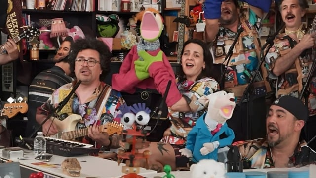 31 Minutos estrenó en el Tiny Desk uno de los conciertos más divertidos, con su característico humor y sutiles críticas a la política migratoria de Trump.