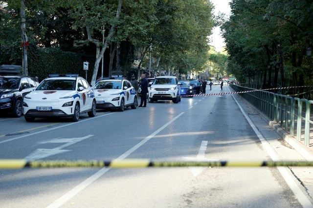 In Albanien ist ein Richter während einer Gerichtsverhandlung von einem Mann erschossen worden. Der Richter des Berufungsgerichts Tirana, Astrit Kalaja, leitete die Verhandlung über den Fall des Mannes, als dieser das Feuer eröffnete.