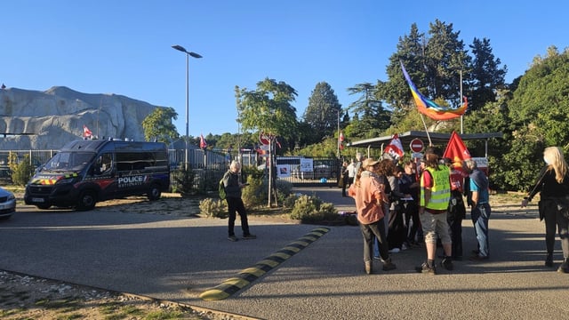 Les manifestants devant la salle du 6Mic à Aix.