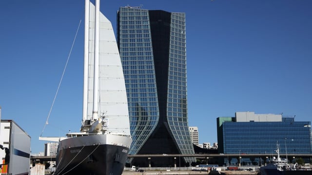Le Neoliner Origin, premier navire roulier-conteneurs à propulsion principale vélique, en escale au pied de la Tour CMA CGM à Marseille. Une étape symbolique du partenariat entre Neoline et l'armateur marseillais pour accélérer la transition vers un...