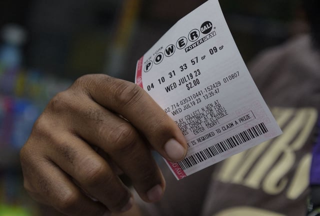 Revisa esta nota para que sepas el nombre de la tienda de gasolinera en New York que vendió el boleto del Powerball ganador de $50 mil. (Foto: ANGELA WEISS / AFP)