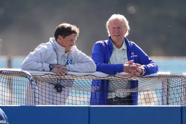 Horst Hrubesch (r.) stand noch bis zum Sommer HSV-Trainer Merlin Polzin als Ratgeber bereit