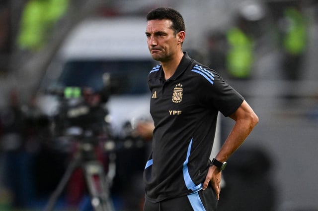 El entrenador de la selección argentina, Lionel Scaloni, tiene a disposición a 27 jugadores para los próximos amistosos de la selección argentina