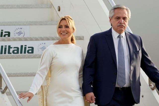 Alberto Fernández junto a Fabiola Yáñez al llegar a Roma el 29 de octubre de 2021. (AP / Andrew Medichini)