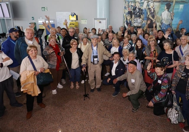 Participantes del programa 'Reencontros con Galicia' este lunes durante su llegada a Vigo