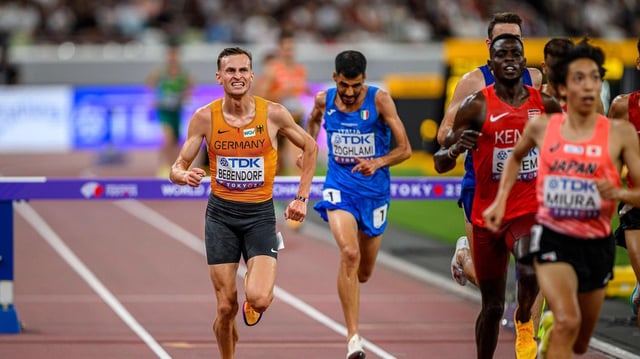 Leichtathlet*innen während eines Wettbewerbs darunter Karl Bebendorf