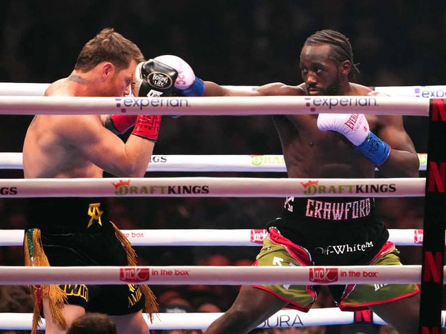 Terence Crawford lanzando un golpe a 'Canelo'