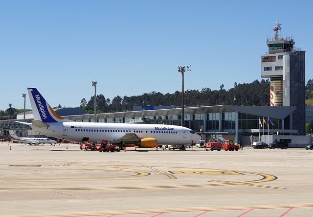Foto de archivo de un avión para viajes del Imserso en el aeropuerto de Vigo.