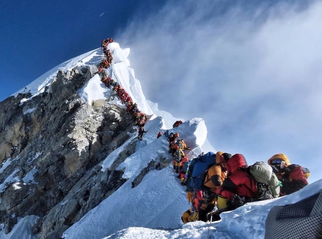 Algunos miembros del grupo presentaron síntomas leves de hipotermia y estrés por frío, y la nieve alcanzaba hasta un metro de altura.  (Nimsdai Project Possible vía AP)