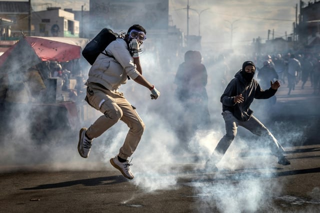 Vor dem Hintergrund der seit Tagen stattfindenden Proteste gegen die Regierung in Madagaskar mit mindestens 22 Toten hat der Präsident des Landes, Andry Rajoelina, den General Ruphin Fortunat Dimbisoa Zafisambo als Regierungschef ernannt.