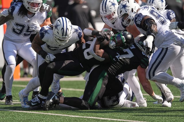 New York Jets' Breece Hall (20) cries the ball during an NFL football game against the Dallas Cowboys, Sunday, Oct. 5, 2025, in East Rutherford, N.J. (AP Photo/Seth Wenig)