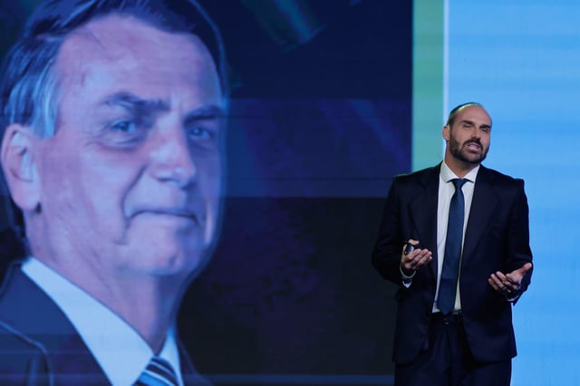 “Abutres”: o deputado federal Eduardo Bolsonaro (PL-SP) criticou os políticos que almejam substituir seu pai na corrida ao planalto em 2026. Eduardo está nos Estados Unidos e busca uma alternativa ao PL para concorrer à presidência.