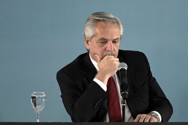 El presidente de Argentina, Alberto Fernández, hace un gesto, en Buenos Aires, el 6 de junio de 2022. (Foto de Juan MABROMATA / AFP)